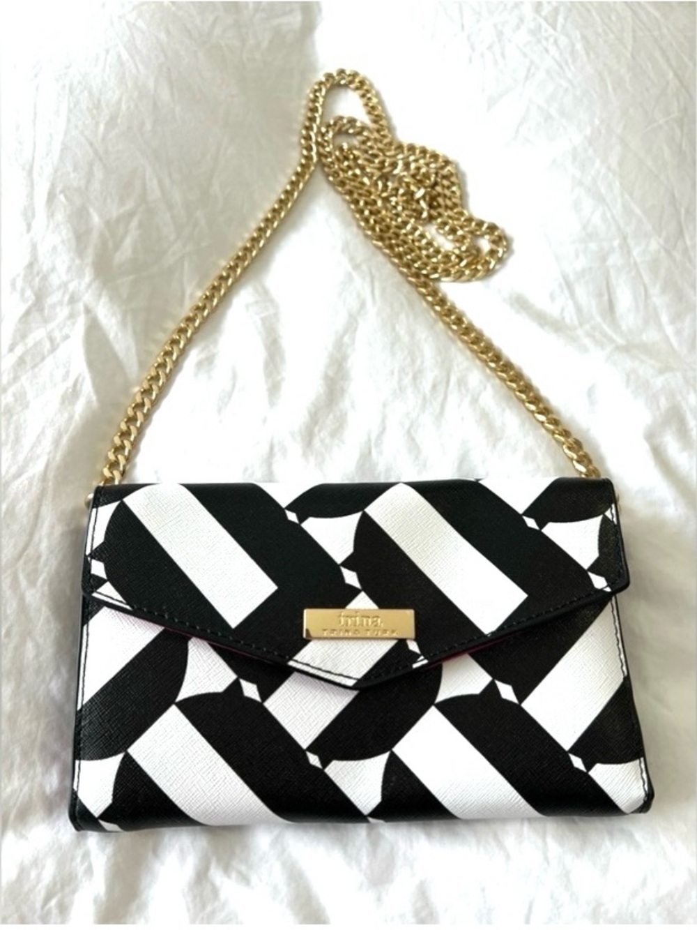 Trina Turk Trifold Crossbody Chain, Wallet Geometric black and white